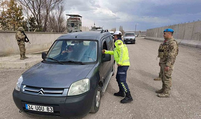 Ağrı'da jandarmadan geniş çaplı trafik denetimi: 7 gözaltı