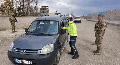 Ağrı'da jandarmadan geniş çaplı trafik denetimi: 7 gözaltı