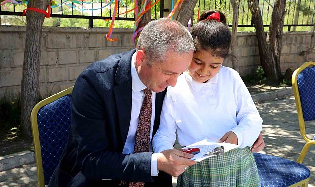 Ağrı'da öğrenciler bahar şenliğinde doyasıya eğlendi