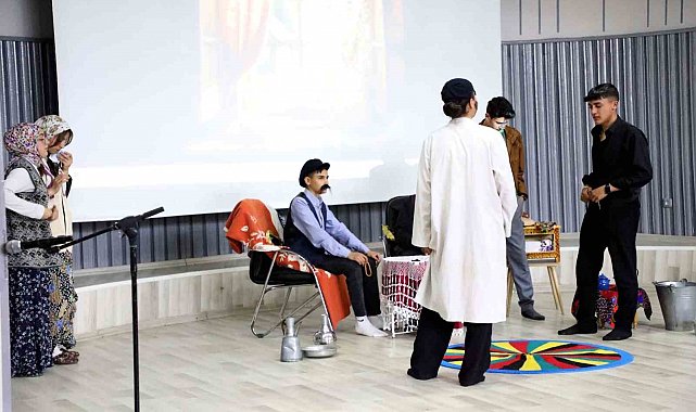 Ağrı'da "Okuyan Şehir Ağrı" projesi kapsamında şiir dinletisi ve tiyatro gösterisi düzenlendi