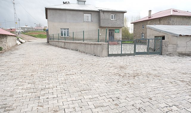 Ağrı'nın Çakıroba köyünde 3.500 metrekarelik kilit parke taşı çalışması tamamlandı