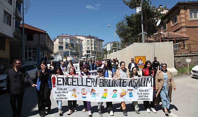 Ahlat'ta engelliler için farkındalık yürüyüşü