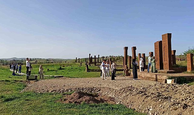 Ahlat'ta turizm sezonu hareketliliği: Selçuklu Meydan Mezarlığı ziyaretçi akınına uğruyor