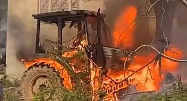 Ahşap ev ve traktör alevlere teslim oldu