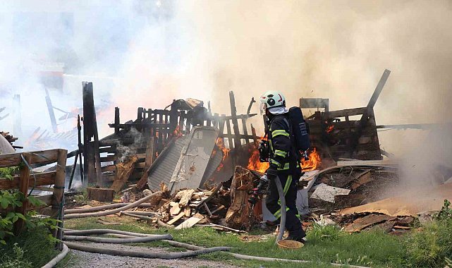 Ailesinin yanan evine koşan kadın babasına sevinçle sarıldı