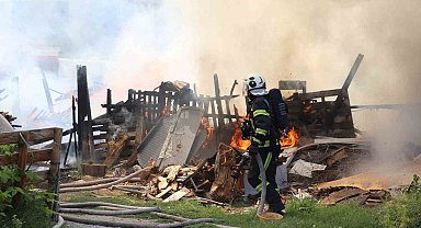 Ailesinin yanan evine koşan kadın babasına sevinçle sarıldı