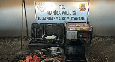 Akhisar'da kaçak kazı yapan 2 şüpheli suçüstü yakalandı