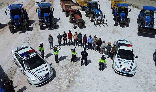 Aksaray'da jandarmadan çiftçilere eğitim, traktörlere reflektör