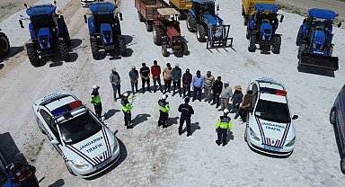 Aksaray'da jandarmadan çiftçilere eğitim, traktörlere reflektör