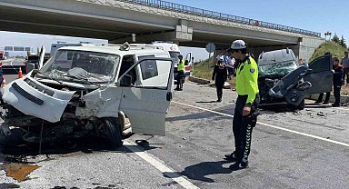 Aksaray'da minibüs ile hafif ticari araç çarpıştı: 3 yaralı