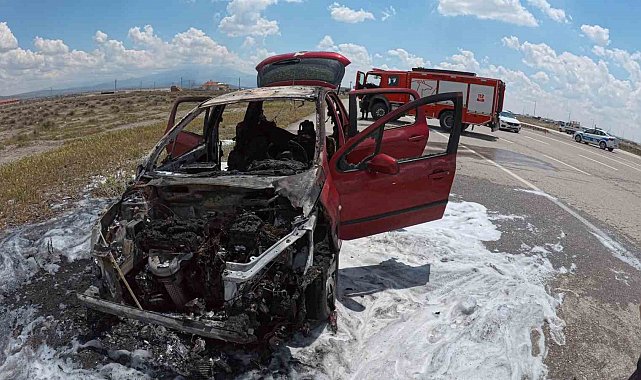 Aksaray'da yanan otomobil hurdaya döndü