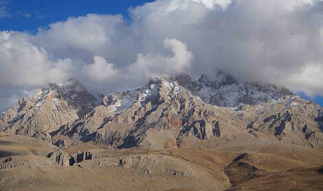 Aladağlar'da zirve tırmanışı yapan dağcılar erkek cesedi buldu