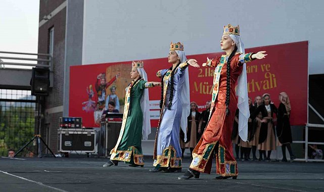 Alanya'da 2'ncisi düzenlenen Uluslararası Halk Dansları ve Müzik Festivali'ne yoğun ilgi