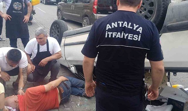 Alanya'da kontrolden çıkan kamyonet önce otomobile çarptı, ardından takla attı: 1 yaralı