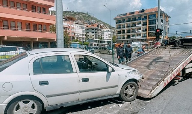 Alanya'da refüje çarpan otomobil, aydınlatma direğine çarparak durabildi