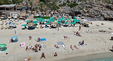 Alanya'da sıcak havayı fırsat bilen turistler Kleopatra Plajı'na akın etti