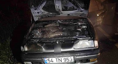 Alev topuna dönen otomobil, itfaiye ekiplerince söndürüldü