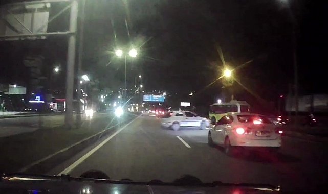 Alkollü ve ehliyetsiz sürücünün makas atıp kaza yaptığı anlar kamerada