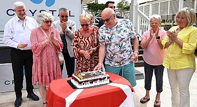 Alman turist çifte 30 yıllık sadakat plaketi