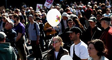 Almanya'da 60'tan fazla kentte aşırı sağcı AfD karşıtı gösteri