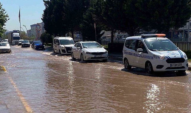 Altyapı çalışması sırasında ana su hattı patladı, ilçe sular altında kaldı