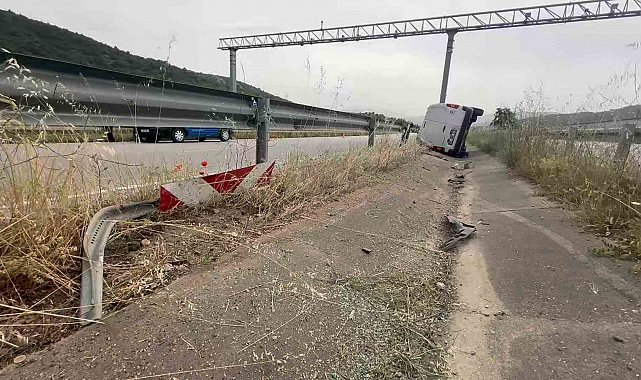 Amasya'da hafif ticari araç refüjdeki su kanalına uçtu: 2 yaralı