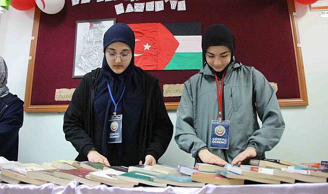 Amasyalı öğrenciler Gazze'deki çocuklar ve annelerine destek için kitap sattı