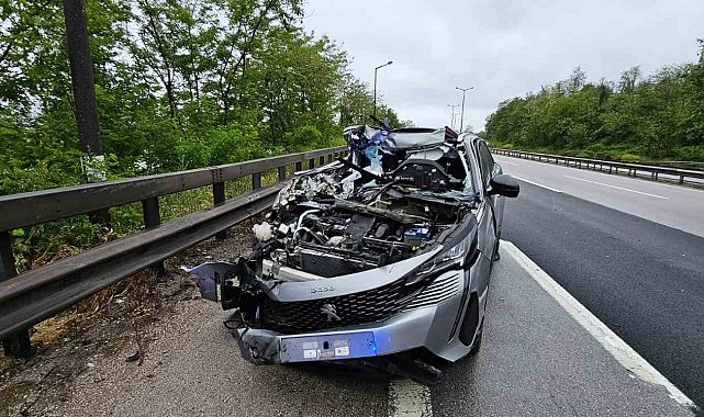 Anadolu Otoyolu'nda otomobil önündeki tıra çarptı: 1 hafif yaralı