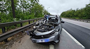 Anadolu Otoyolu'nda otomobil önündeki tıra çarptı: 1 hafif yaralı