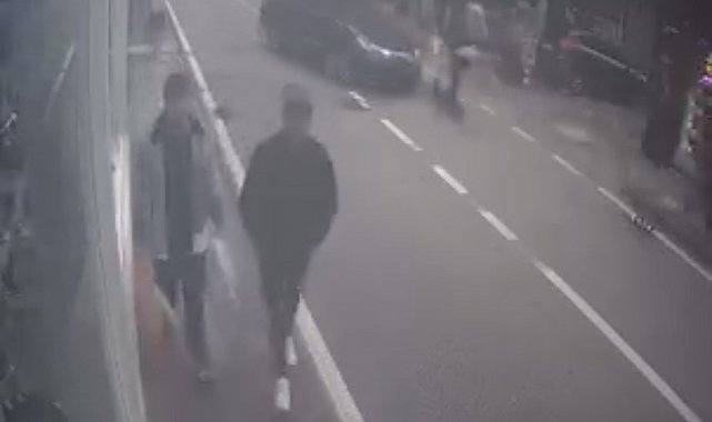 Ani dönüş yapan otomobil scooter sürücüsüne böyle çarptı