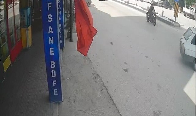 Aniden şerit değiştiren otomobile çarpan motosikletin sürücüsü yaralandı