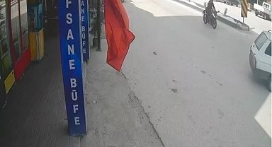 Aniden şerit değiştiren otomobile çarpan motosikletin sürücüsü yaralandı