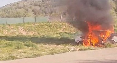 Ankara'da boş arazide araç yangını