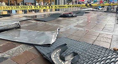 Ankara'da fırtına mağazanın tabelasını uçurdu