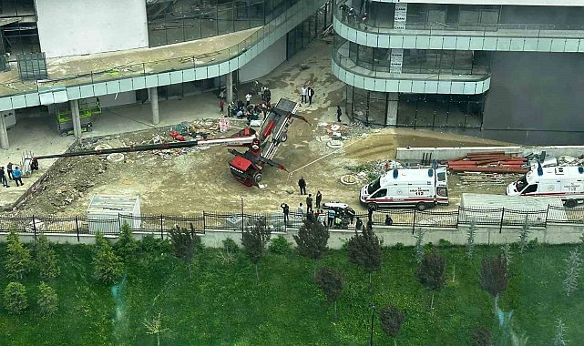 Ankara'da kule vinç devrildi: 3 yaralı