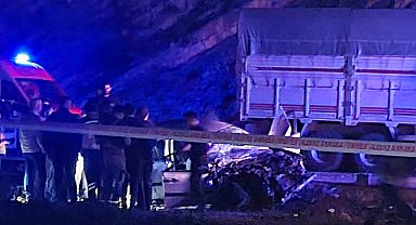 Ankara'da otomobil ile kamyon kafa kafaya çarpıştı: 1 ölü, 4 yaralı