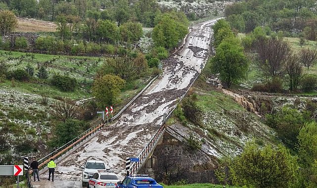 Ankara'da yoğun yağış çeşitli ilçelerde yaşamı olumsuz etkiliyor
