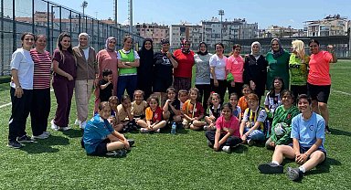 Anneler çocukları için sahaya çıktı