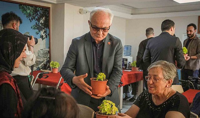 Anneler Günü'nde huzurevi sakinlerine sürpriz ziyaret