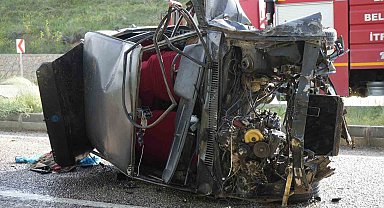 Anneler Günü'nde yürek yakan kaza: Hurdaya dönen otomobildeki kadın hayatını kaybetti