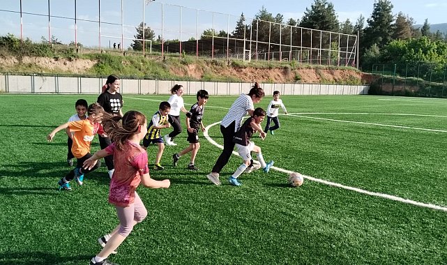 Annelerle oğullarının yeşil sahadaki mücadelesi gülümsetti