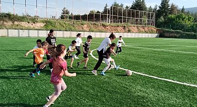 Annelerle oğullarının yeşil sahadaki mücadelesi gülümsetti