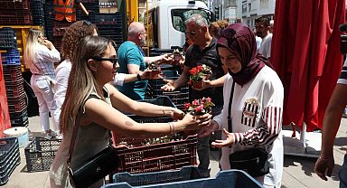 Antalya Büyükşehir'den annelere 25 bin çiçek