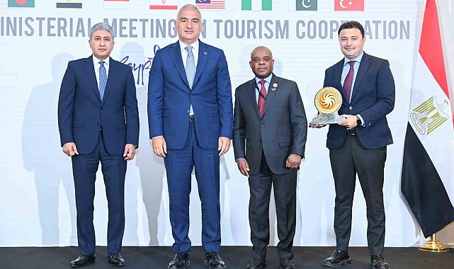 Antalya "2025 Yılı D-8 Turizm Şehri" ödülünü Kahire'deki bakanlar toplantısında aldı