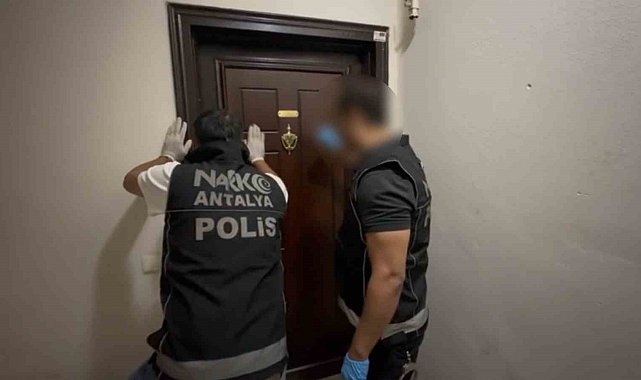 Antalya'da 21,5 kilo skunk ele geçirildi, operasyon kameraya yansıdı