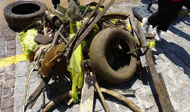 Antalya'da 35 gönüllü dalgıç denizin dibini temizledi, çıkanlar pes dedirtti