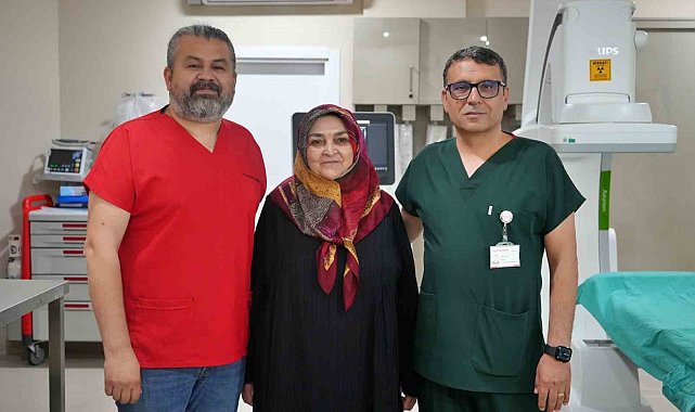 Antalya'da diz kireçlenmesine çift aşamalı tedavi: Yürüyemeyen hasta ayağa kalktı