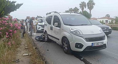 Antalya'da emniyet şeridinde duran araca motosiklet çarptı: 1 ağır yaralı