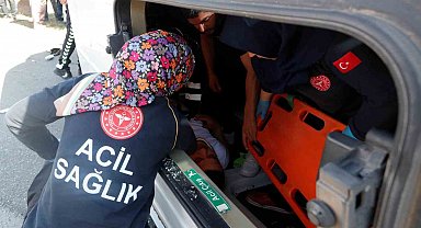 Antalya'da servis minibüsü devrildi, sıkışan sürücüyü ekipler çıkardı