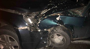 Araçlar kafa kafaya çarpıştı: 3 yaralı